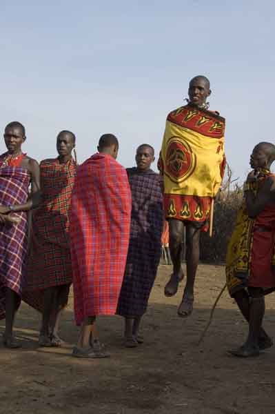 06 - Kenia - poblado Masai, hombres bailando